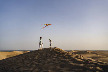 Mutter und Tochter lassen Drachen in den Sanddünen steigen, Gran Canaria, Spanien - DIGF09569