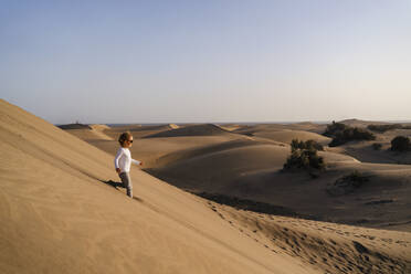 Mädchen läuft Sanddüne hinunter, Gran Canaria, Spanien - DIGF09573