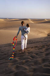 Mutter und Tochter wandern mit Drachen in den Sanddünen, Gran Canaria, Spanien - DIGF09577