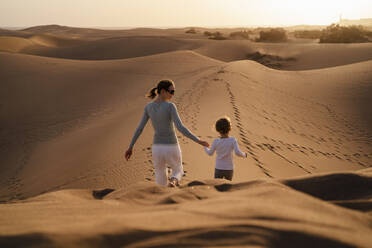 Mutter und Tochter gehen Hand in Hand in den Sanddünen, Gran Canaria, Spanien - DIGF09585