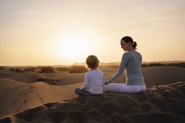 Mutter und Tochter üben Yoga in den Sanddünen bei Sonnenuntergang, Gran Canaria, Spanien - DIGF09600