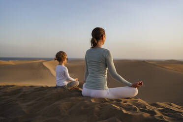Mutter und Tochter üben Yoga in den Sanddünen bei Sonnenuntergang, Gran Canaria, Spanien - DIGF09602