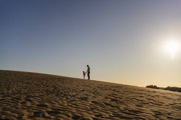 Vater und Tochter in den Sanddünen bei Sonnenuntergang, Gran Canaria, Spanien - DIGF09619