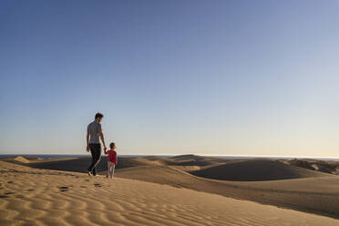Vater und Tochter in den Sanddünen, Gran Canaria, Spanien - DIGF09620