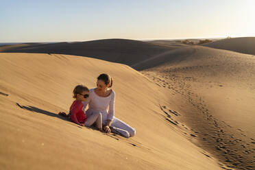 Mutter und Tochter sitzen in den Sanddünen, Gran Canaria, Spanien - DIGF09625