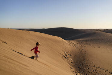 Mädchen läuft Sanddüne hinunter, Gran Canaria, Spanien - DIGF09626