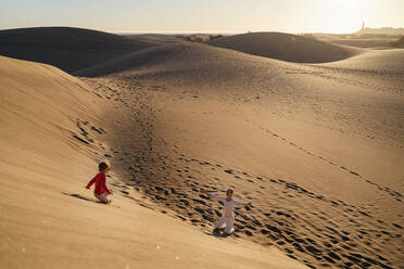 Mutter und Tochter spielen in den Sanddünen, Gran Canaria, Spanien - DIGF09628