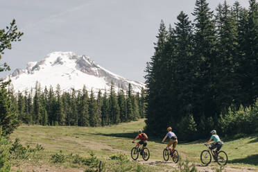 Drei Freundinnen fahren Mountainbike auf einer Strecke am Mt. Hood, Oregon. - CAVF78991