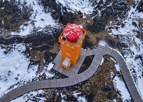 Island, Luftaufnahme des Leuchtturms Svortuloft im Winter, lizenzfreies Stockfoto