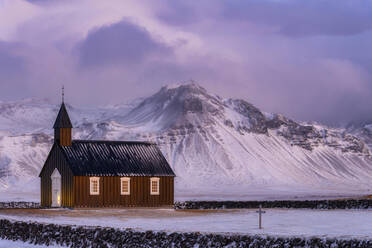 Island, Budir, Budakirkja Kirche in der Abenddämmerung - TOVF00143