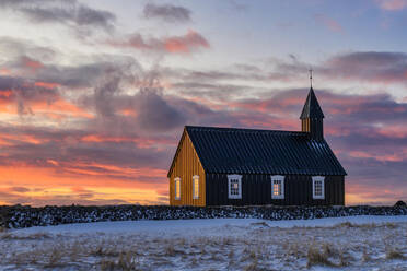 Island, Budir, Budakirkja Kirche in der Abenddämmerung - TOVF00144