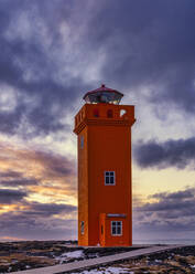 Island, Leuchtturm Svortuloft in der stimmungsvollen Winterdämmerung - TOVF00147