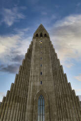 Island, Reykjavk, Tiefblick auf die Fassade der Hallgrimskirkja - TOVF00149