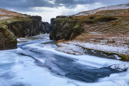 Island, Fjadra-Fluss und Fjadrargljufur-Schlucht im Winter - TOVF00157