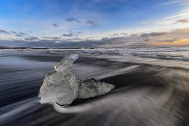 Island, Eisbrocken am Ufer von Jokulsarlon in der Abenddämmerung - TOVF00161