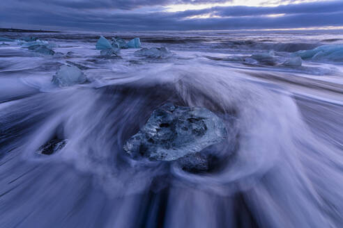 Island, Eisbrocken am Ufer von Jokulsarlon in der Abenddämmerung - TOVF00166