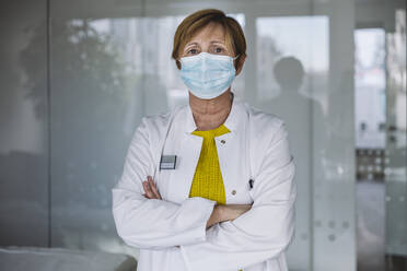 Porträt eines Arztes mit Gesichtsschutzmaske - MFF05479