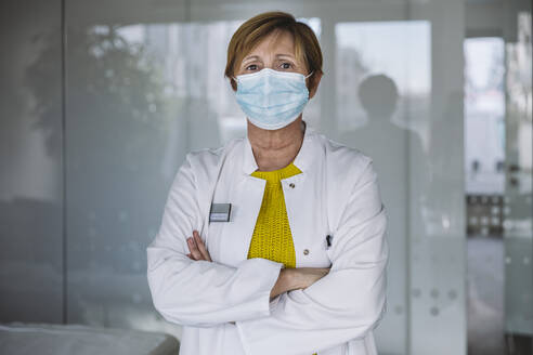 Portrait of doctor wearing face protection mask - MFF05479