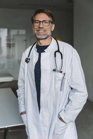 Porträt eines lächelnden Arztes, lizenzfreies Stockfoto