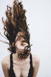 Porträt einer jungen Frau mit wehendem Haar - FVSF00062