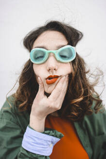 Porträt einer Frau mit Taucherbrille und schmollendem Mund - FVSF00076
