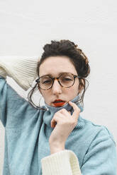 Porträt einer jungen Frau mit Brille - FVSF00083