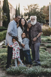 Traditionelles Familienporträt der Mehrgenerationenfamilie Standing - CAVF79021
