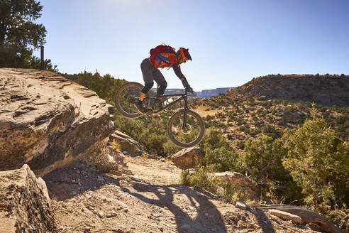 Ein Mountainbiker überspringt einen kleinen Abhang auf dem Trail in Colorado. - CAVF79041