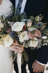 Bridal couple with bridal bouquet - LHPF01239