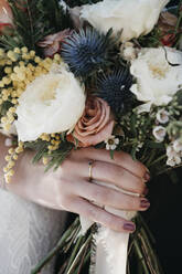 Bridal couple with bridal bouquet - LHPF01240