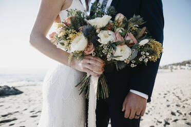 Bridal couple with bridal bouquet at the beach - LHPF01241