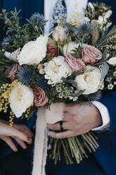 Bridal couple with bridal bouquet - LHPF01243