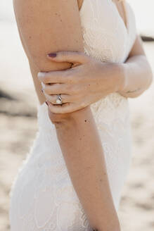Ring einer Braut im weißen Hochzeitskleid - LHPF01252