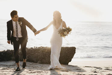 Glückliches Brautpaar am Strand - LHPF01256