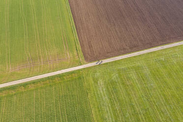Deutschland, Baden-Württemberg, Remshalden, Luftaufnahme von zwei Radfahrern auf einem Feldweg im Frühling - WDF05940