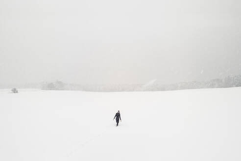 Frau geht allein in verschneiter Landschaft - WFF00295