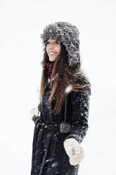 Porträt einer lächelnden jungen Frau im Winter - WFF00298