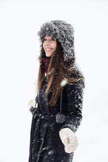 Porträt einer lächelnden jungen Frau im Winter - WFF00298