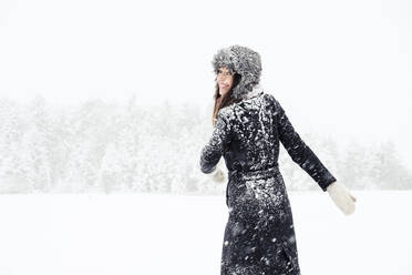 Porträt einer glücklichen jungen Frau, die sich in einer Winterlandschaft amüsiert - WFF00300