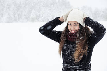 Porträt einer glücklichen jungen Frau in einer Winterlandschaft - WFF00302