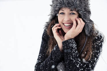 Porträt einer lachenden jungen Frau im Winter - WFF00304