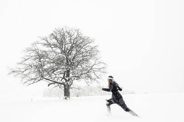 Junge Frau läuft in Winterlandschaft - WFF00310