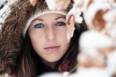 Porträt einer jungen Frau mit blauen Augen im Winter - WFF00312