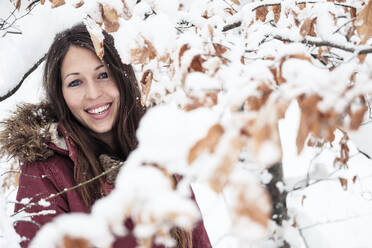 Porträt einer glücklichen jungen Frau, die die Natur im Winter genießt - WFF00313