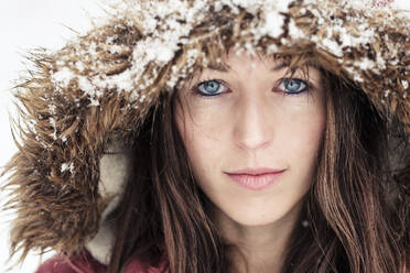 Porträt einer jungen Frau mit blauen Augen im Winter - WFF00319