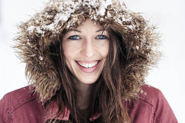 Porträt einer lachenden jungen Frau mit blauen Augen im Winter - WFF00320