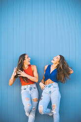 twins in front of blue wall - DAMF00317