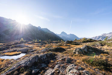 Schweiz, Kanton Graubünden, Albulapass bei Herbstsonnenuntergang - HBIF00095