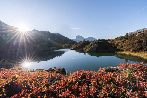 Schweiz, Kanton Graubünden, Ufer des Crap Alv Lajets See im Herbst Sonnenuntergang - HBIF00097