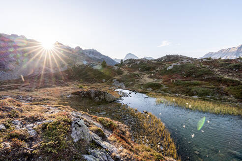 Schweiz, Kanton Graubünden, Ufer des Crap Alv Lajets See im Herbst Sonnenuntergang - HBIF00101